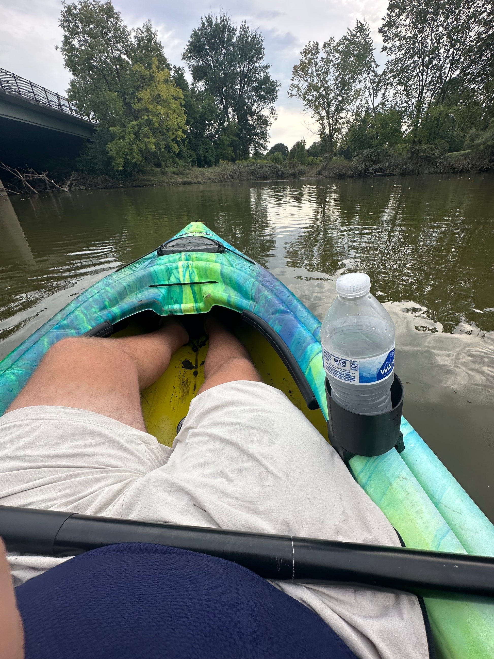 mustang 100x kayak cup holder with a 16oz water bottle